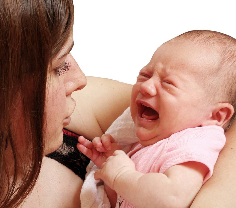 Ребенок не берет грудь: почему он отказывается от кормления, психиет и плачет