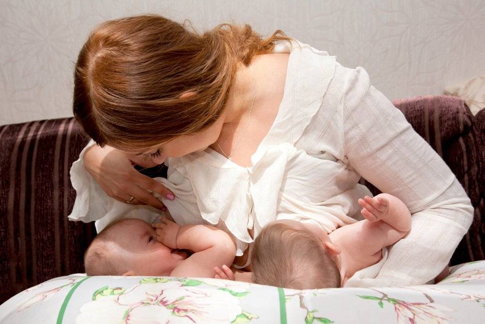 Кормление близнецов или двойни одновременно: уроки для мам, советы, пошаговое руководство