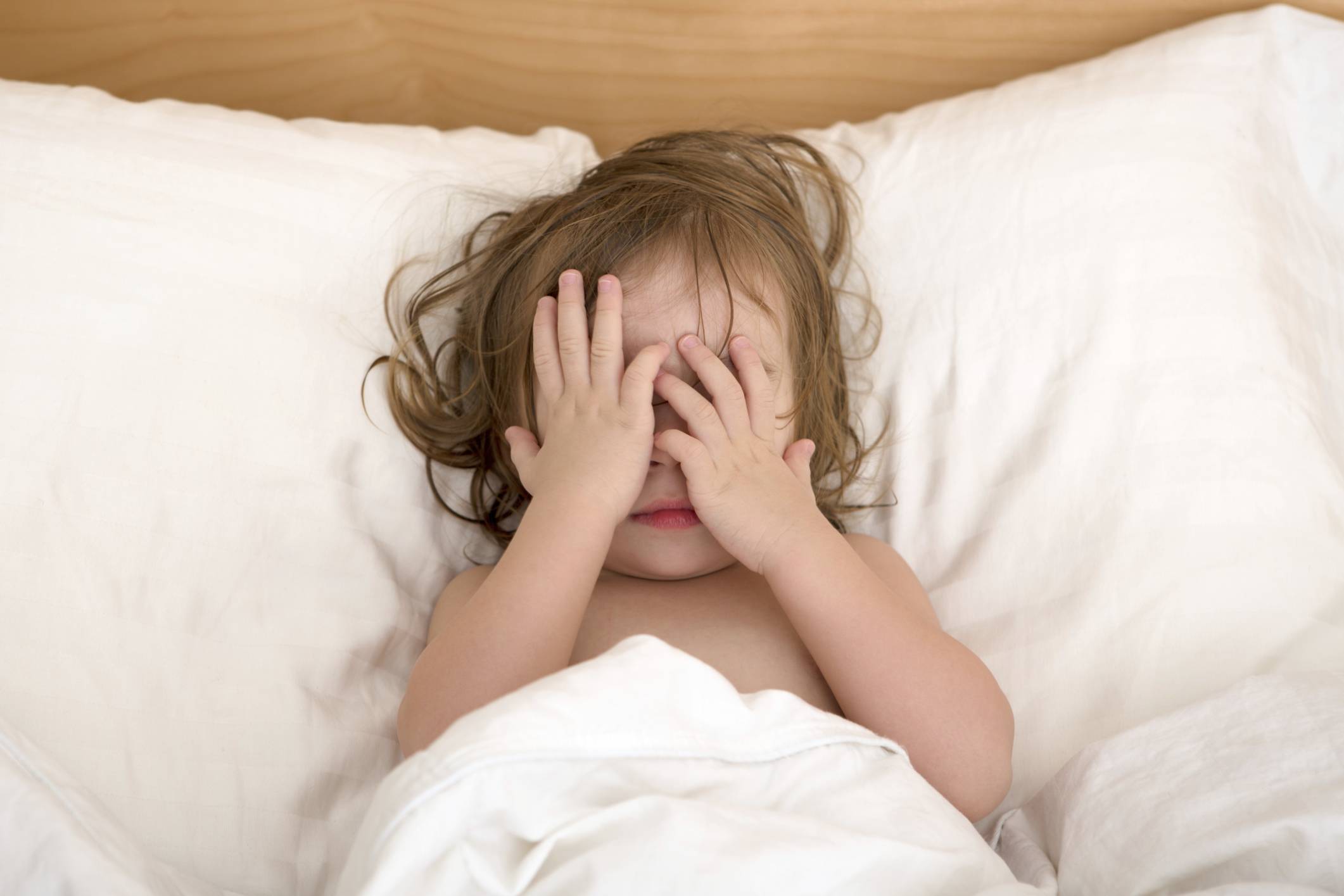 Почему новорожденный ребенок всхлипывает и плачет во сне, не просыпаясь: выясняем причины