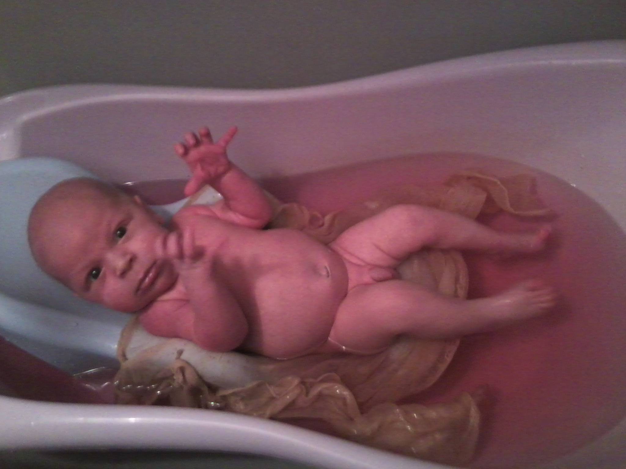 Температура воды для купания новорожденного ребенка, нужно ли кипятить?