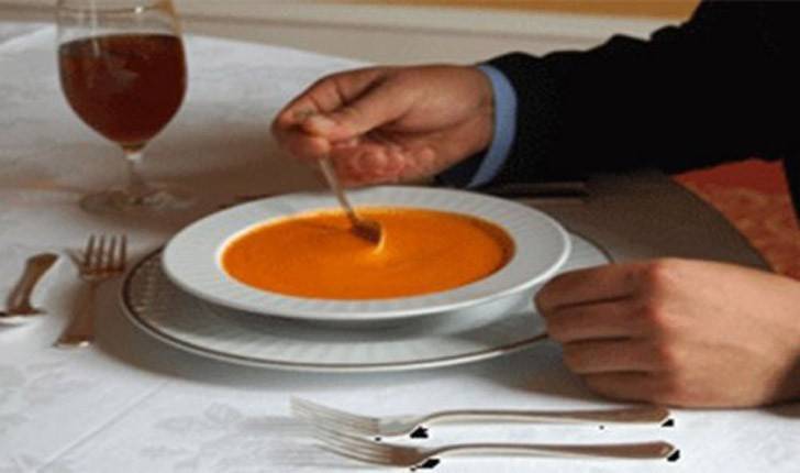 Как правильно есть суп по этикету ложкой