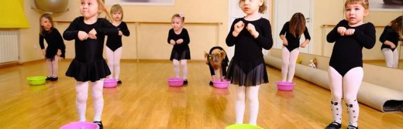 “повторяй за мной” – танцы-игры под музыку для детей от года до 5 лет