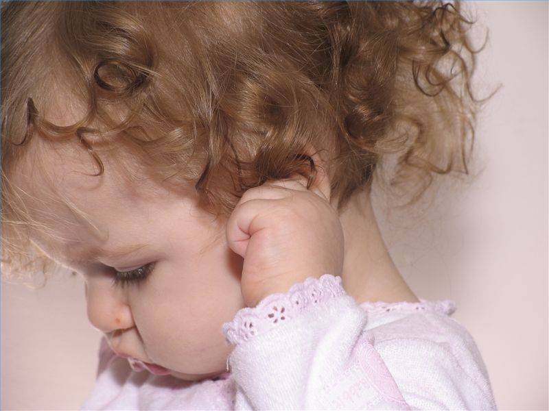 Ребенок теребит ухо - что стоит за этим симптомом? | детские заболевания
как отучить ребенка теребить ухо? | детские заболевания