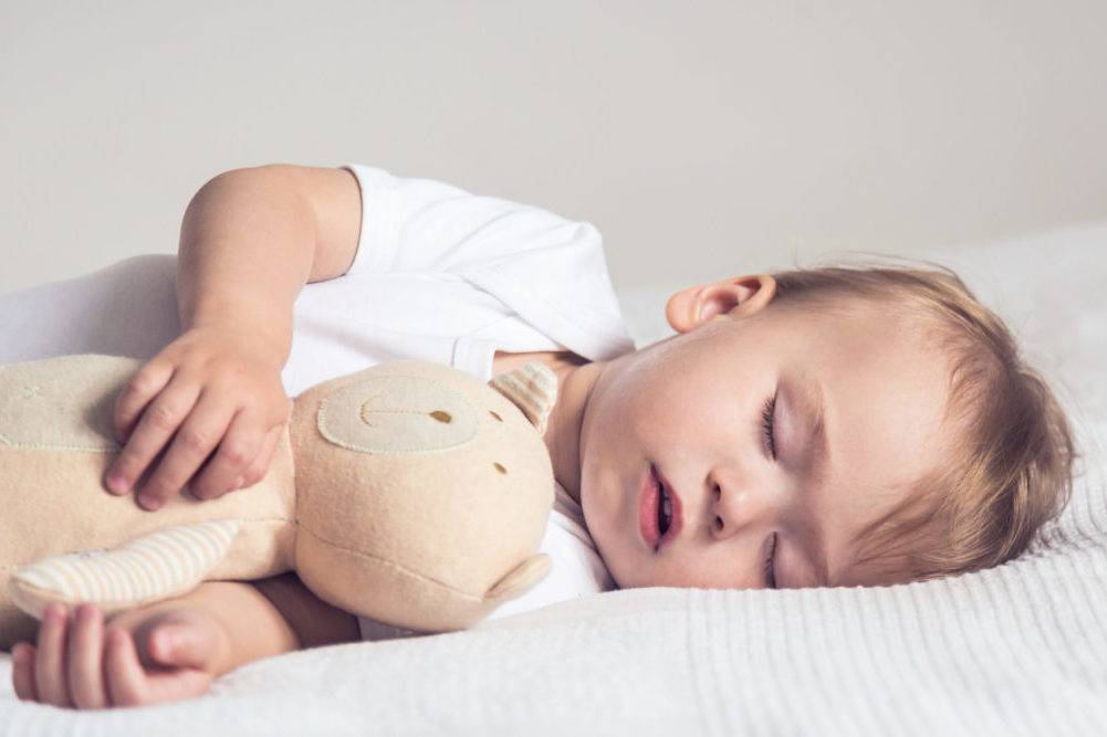 Сон годовалого ребенка. Скрежет зубами во сне у ребенка причины. Дети от 1 до 2 лет сон. Лицо спящего годовалого ребенка.