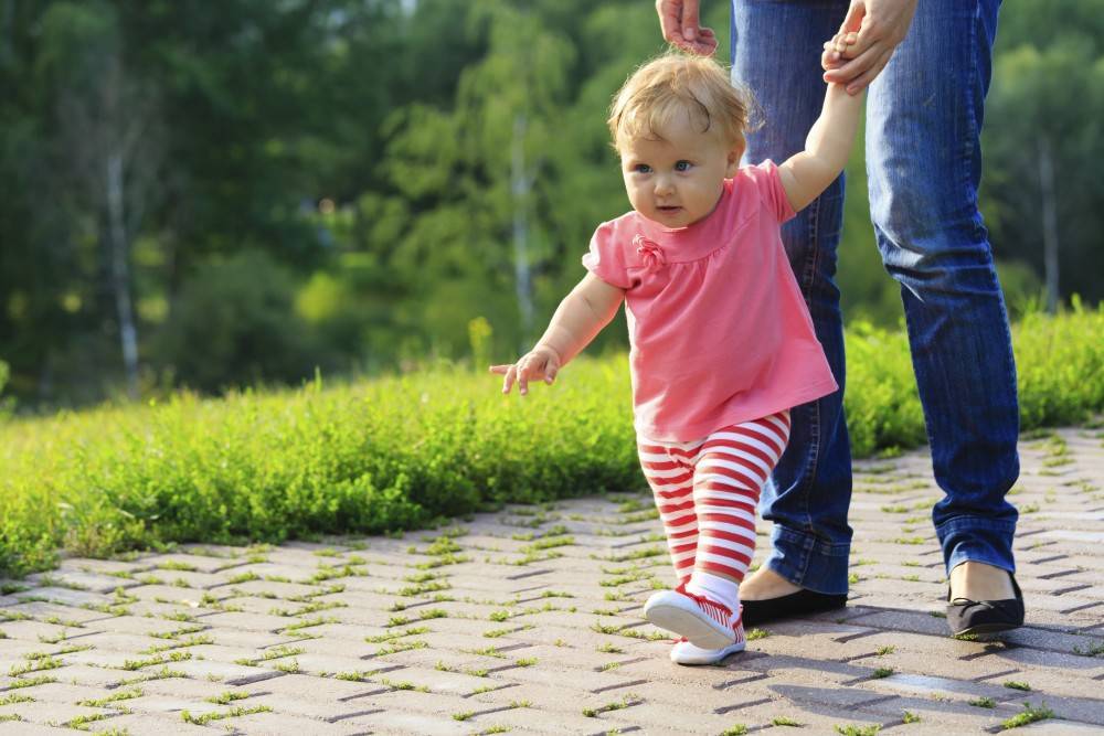 Как научить ребенка ходить самостоятельно без поддержки: инструкция для молодых мам