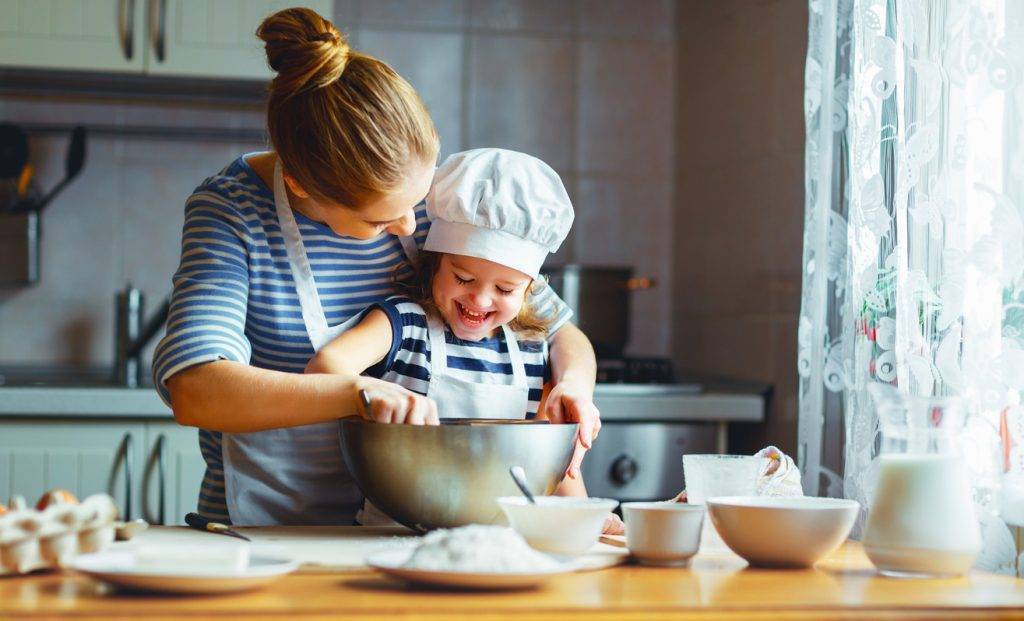 Как занять детей на кухне, пока мама готовит - интересные игры для детей