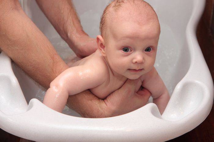 Как правильно подмывать новорожденную девочку под краном и как часто - видео подмывания и мнение комаровского