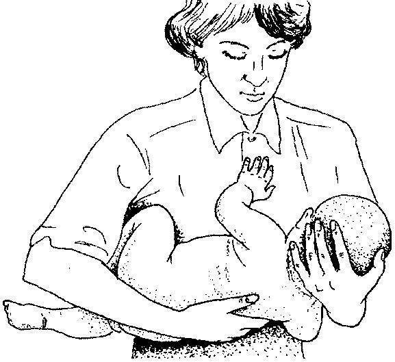 Как правильно взять на руки новорожденного ребенка из кроватки: выбор позы