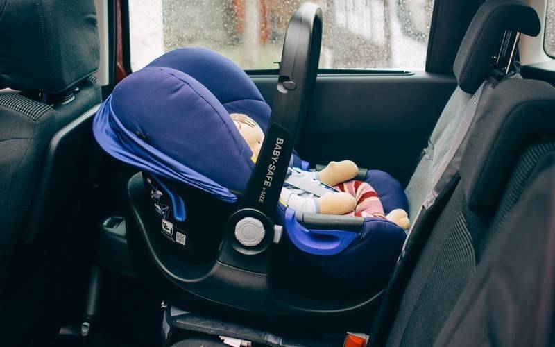 Автолюлька для новорожденных: как выбрать и как пристегнуть к сидению
