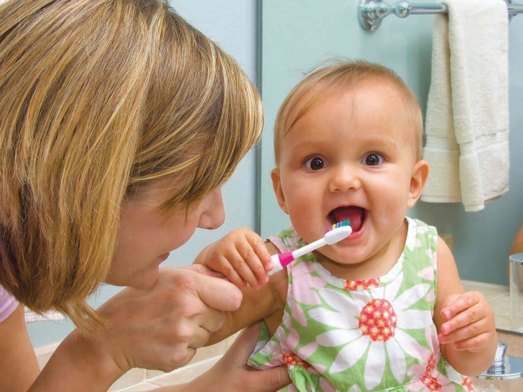 Когда начинать чистить зубки детям?