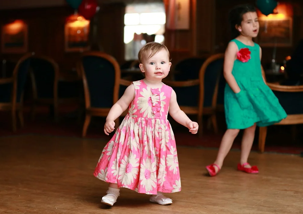 Малыши танцуют: как поддержать ребенка перед выступлением в саду