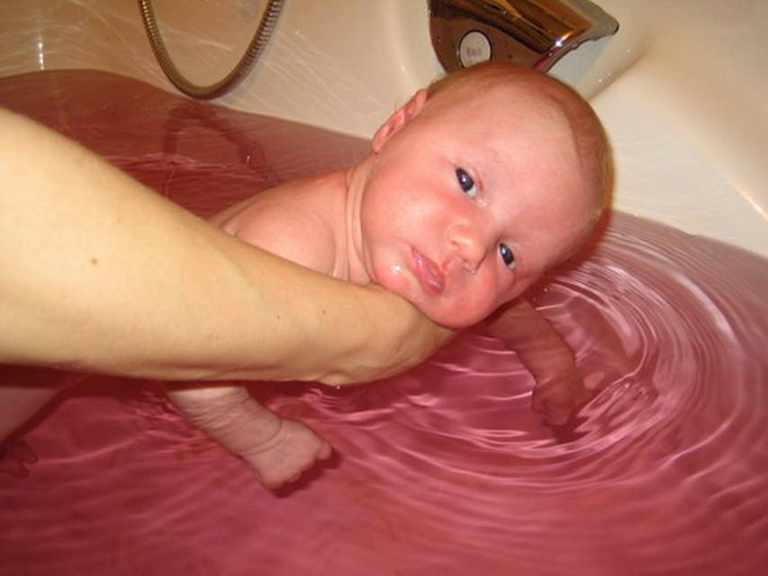 Температура воды для купания новорожденного ребенка: надо ли кипятить и добавлять марганцовку?