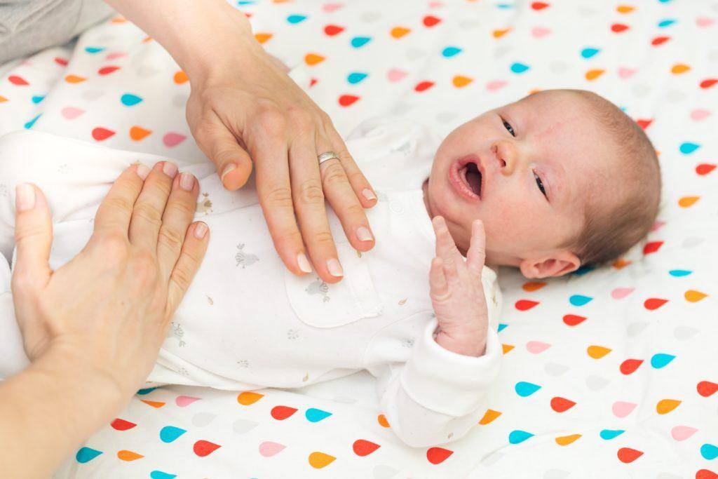 Газики у новорожденных при грудном вскармливании: почему грудничок часто пукает и что делать?