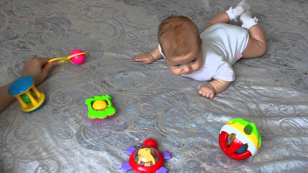 Развитие малыша в 1 год и 8 месяцев: особенности развития девочек и мальчиков