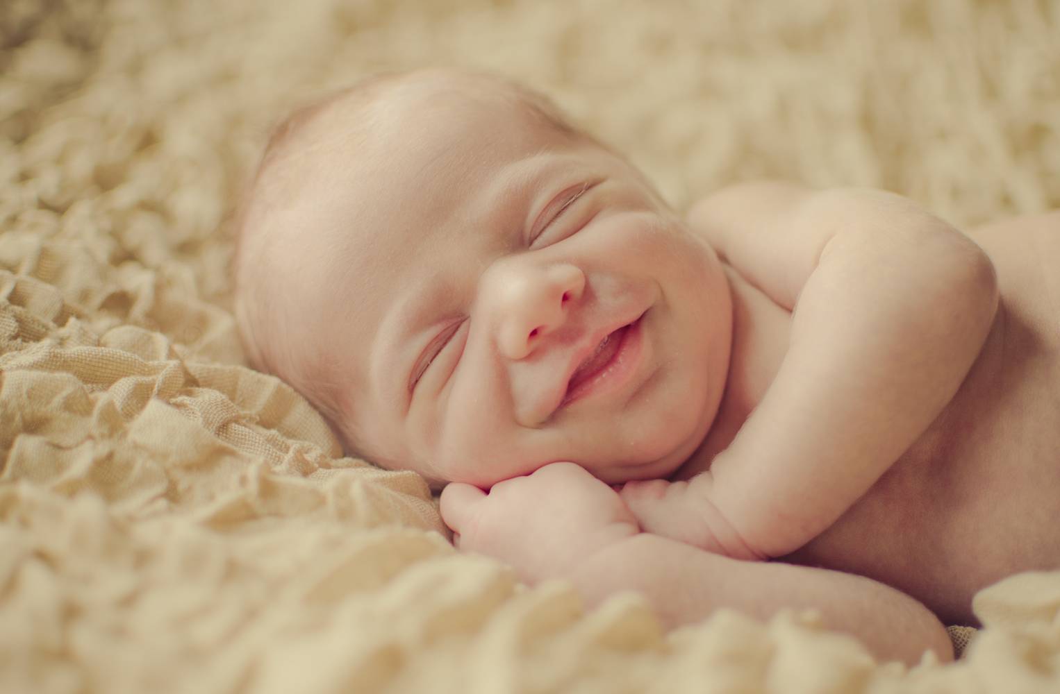 Почему новорожденный ребенок во сне улыбается 2022