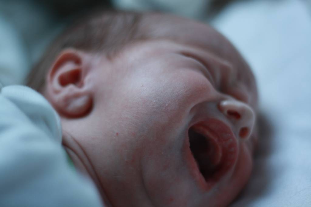 У грудничка трясется подбородок: опасен ли тремор у младенца