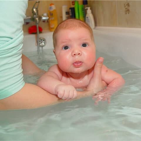 Купание новорожденного ребенка: как правильно купать малыша, как часто?
