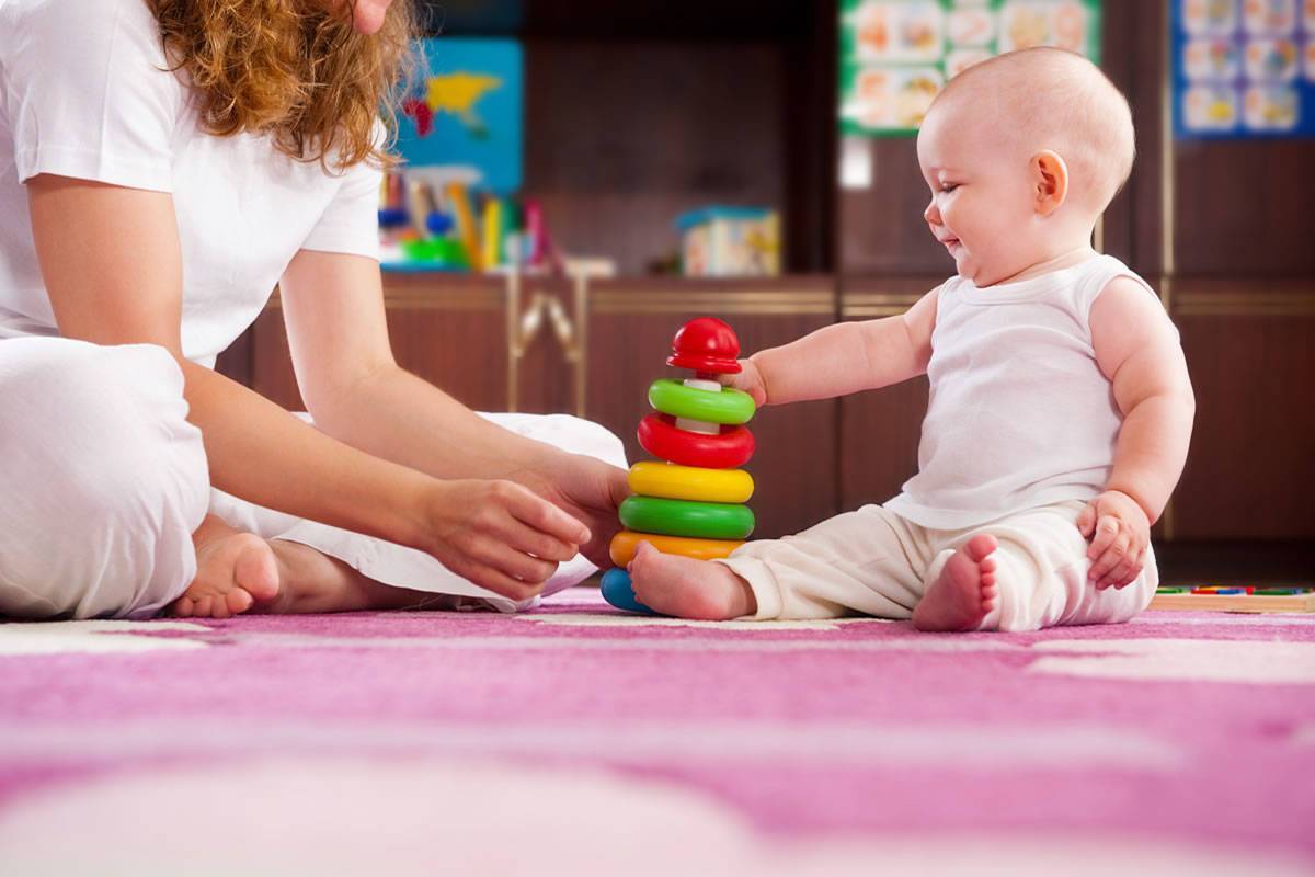 Как развивать ребенка в 1 месяц - занятия, какие игрушки нужны