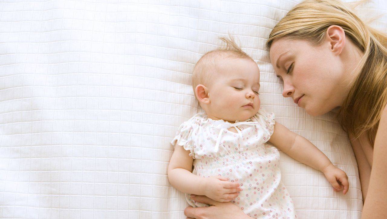 Совместный сон с ребёнком: польза для малыша или вред для семьи?
