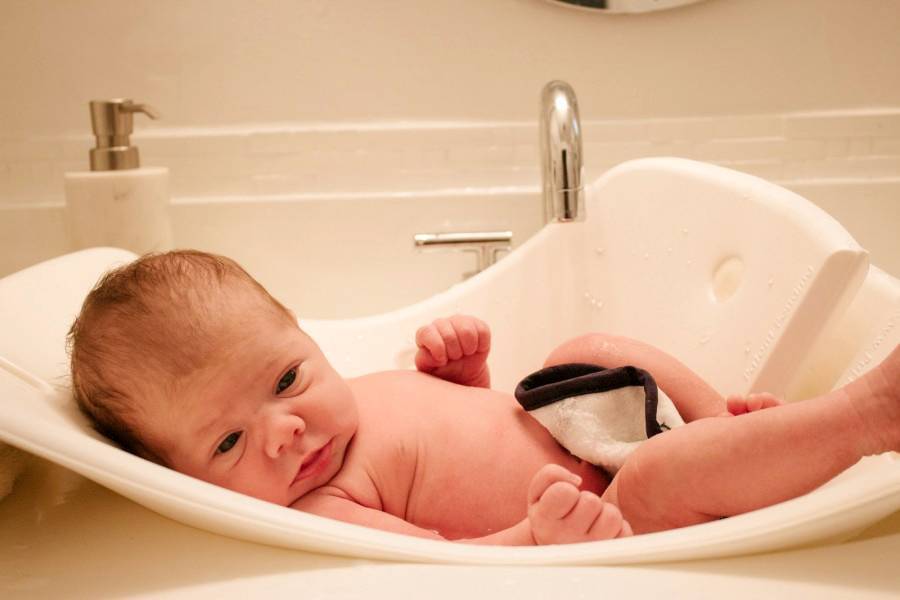 Уход за новорожденным мальчиком в первый месяц жизни от а до я, особенности купания после роддома