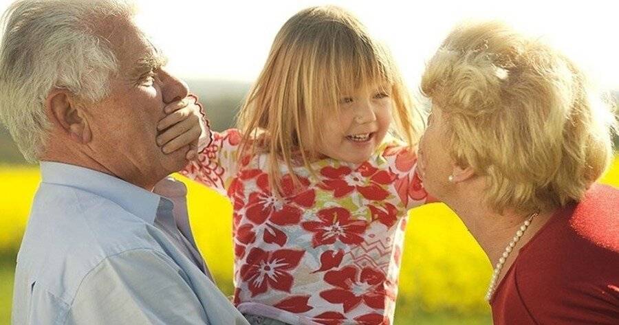 5 поступков бабушки, которые родителям ребенка стоит пресекать
