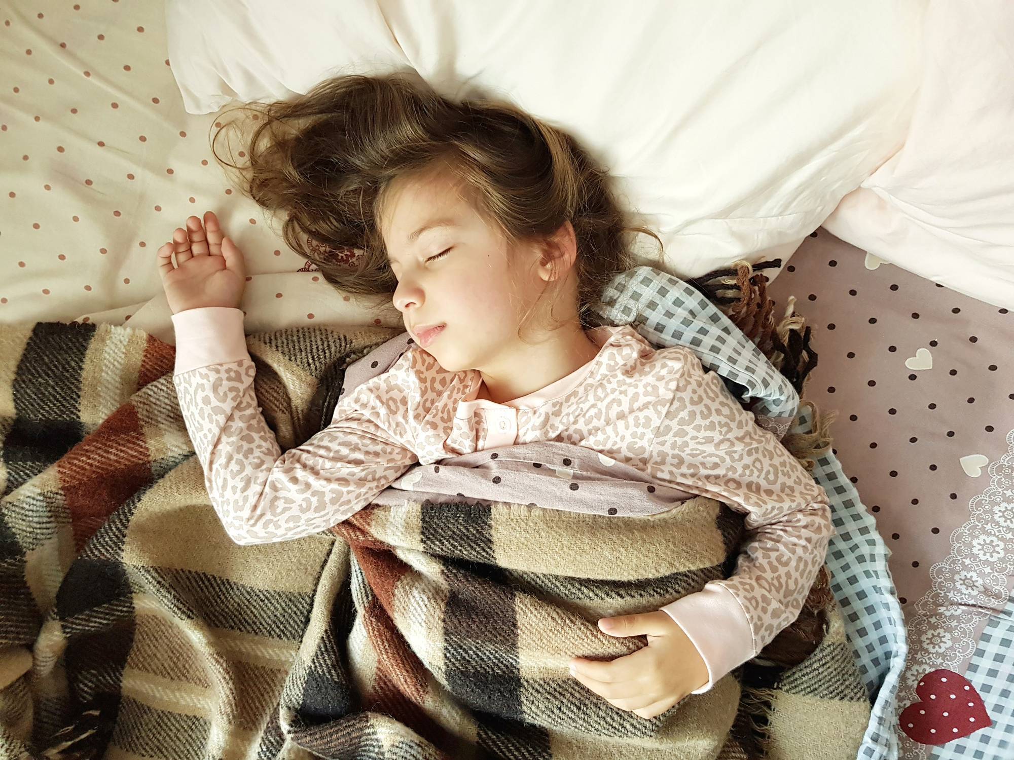 Как легко приучить ребенка спать в своей кроватке