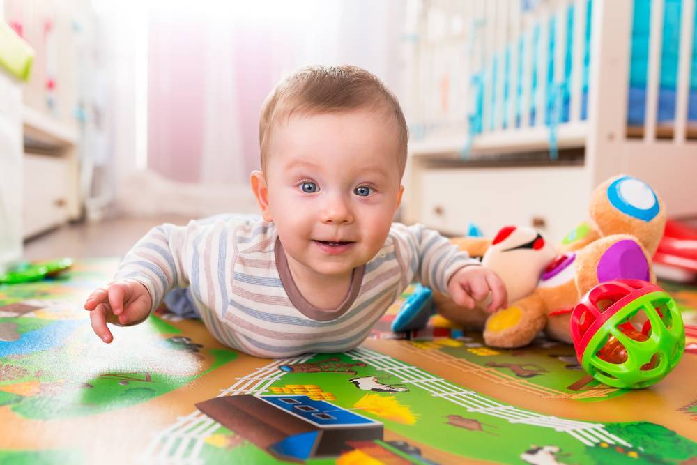 Развитие ребенка в 1 год и 8 месяцев: о физических параметрах, особенности питания и ухода за мальчиками и девочками, а также про речь и развивающие игры