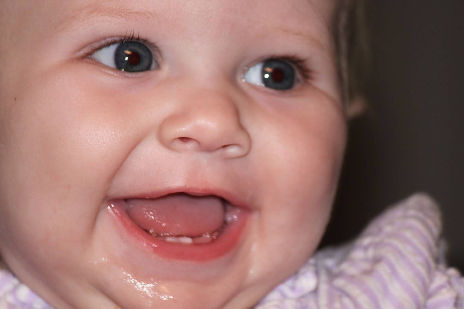 Признаки прорезывания зубов у младенца - типичные симптомы и что с ними делать