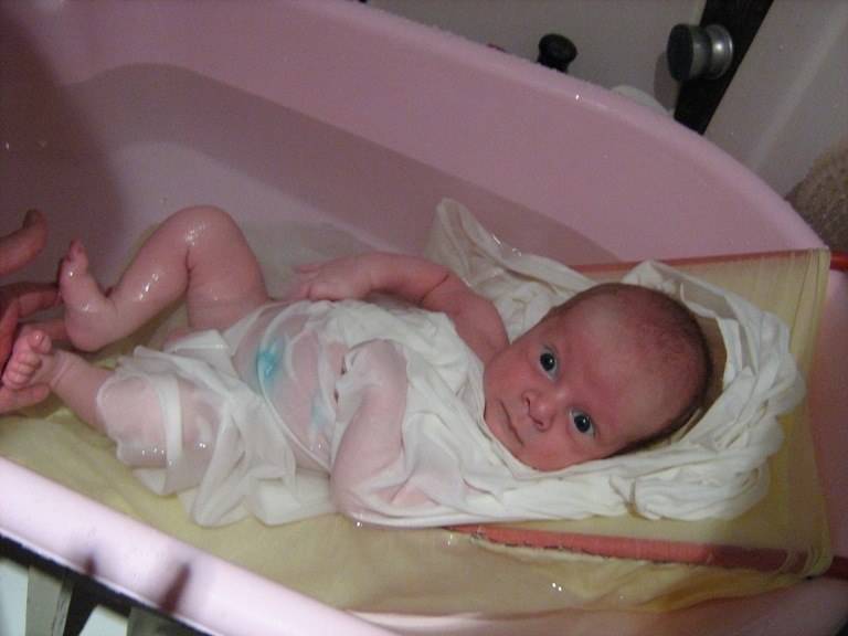 Как часто купать новорожденного ребенка до месяца