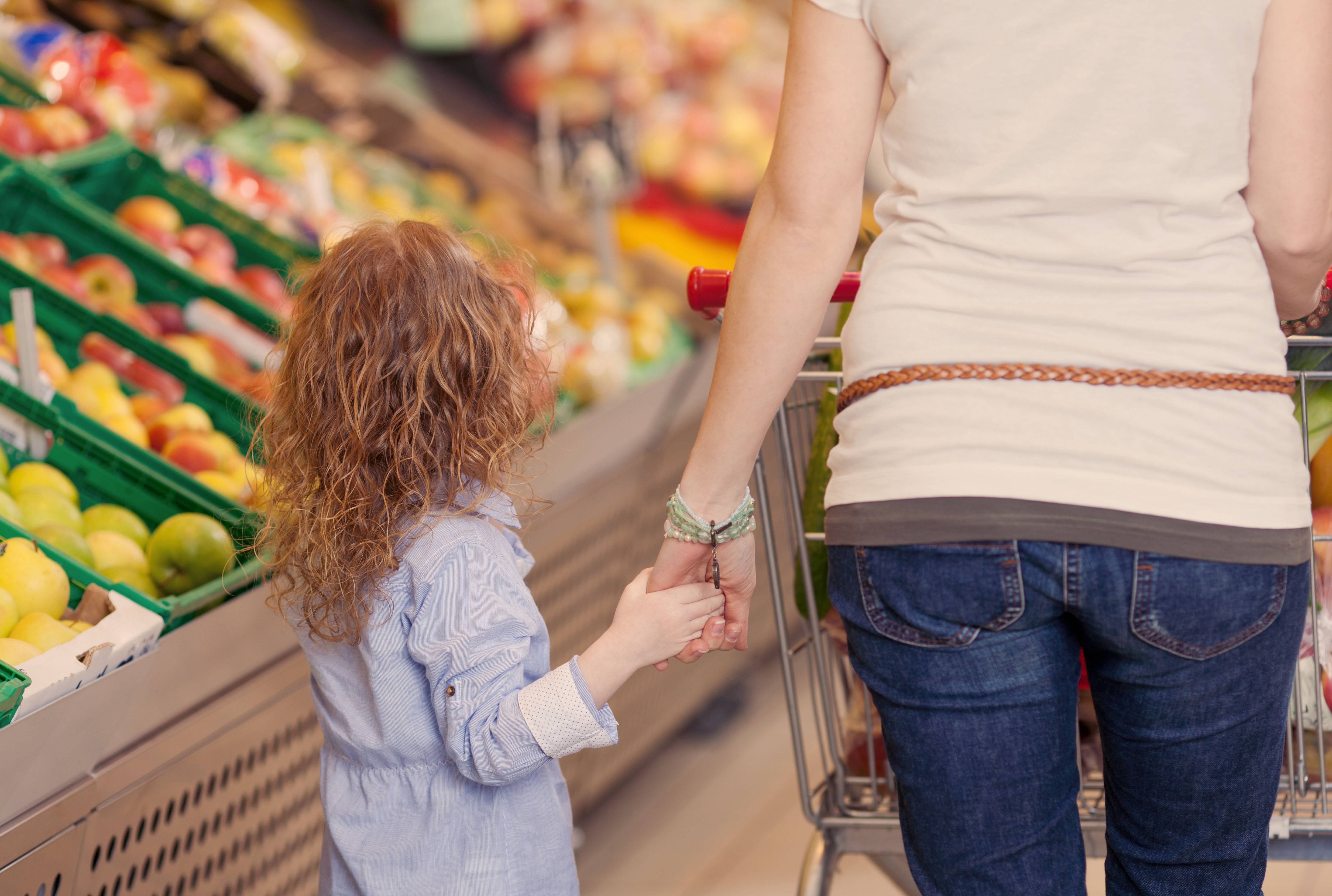 Ребёнок истерит в магазине: что делать, как себя правильно вести?