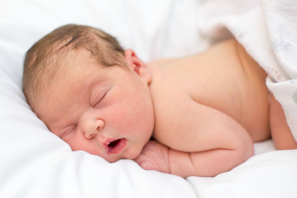 Почему новорождённый спит с открытым ртом: есть ли повод для беспокойства при таком способе сна