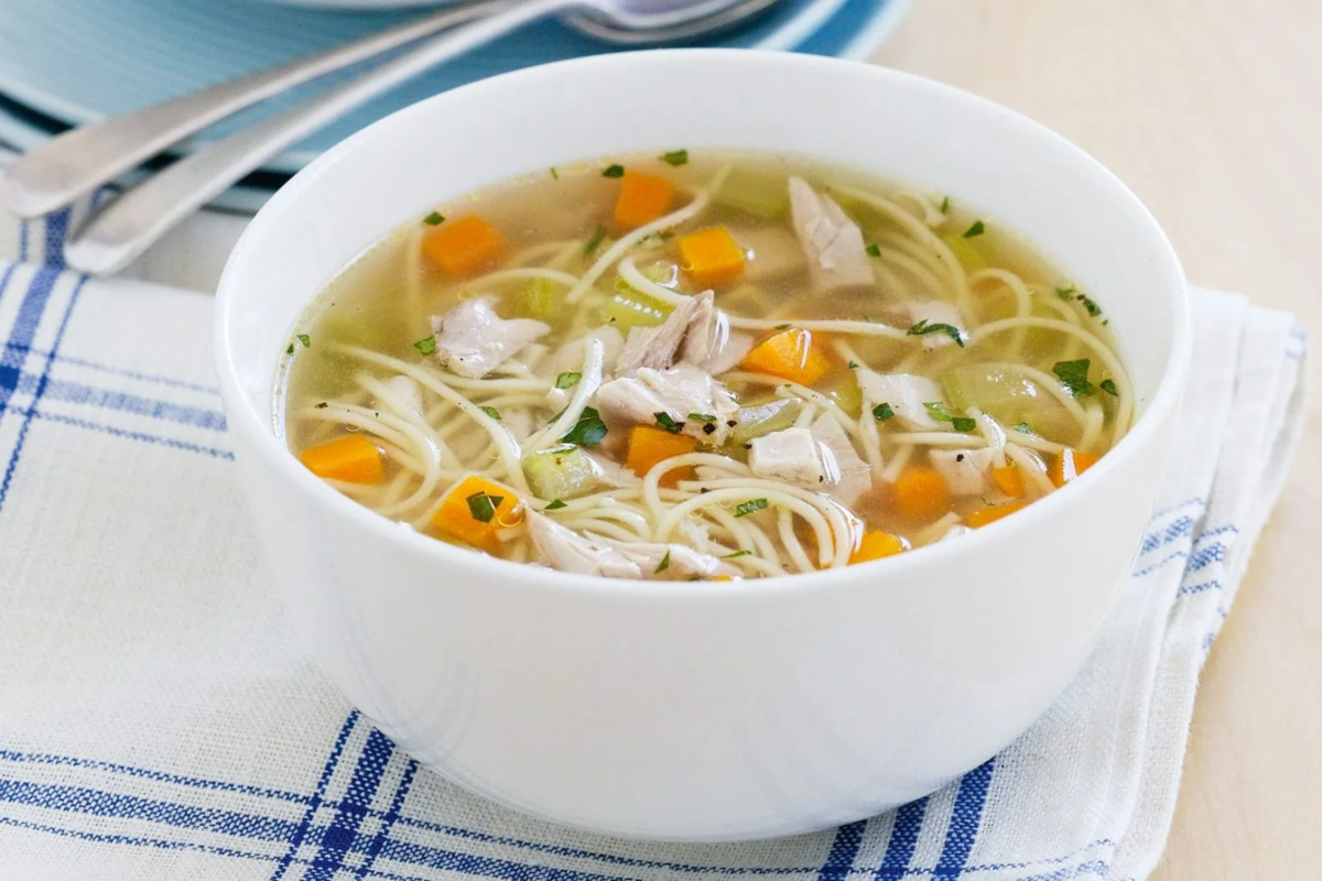 Рецепт вкусной лапши супа. Вермишелевый суп. Суп куриный вермишелевый. Куриная лапша суп с вермишелью. Суп вермишелевый с курицей.