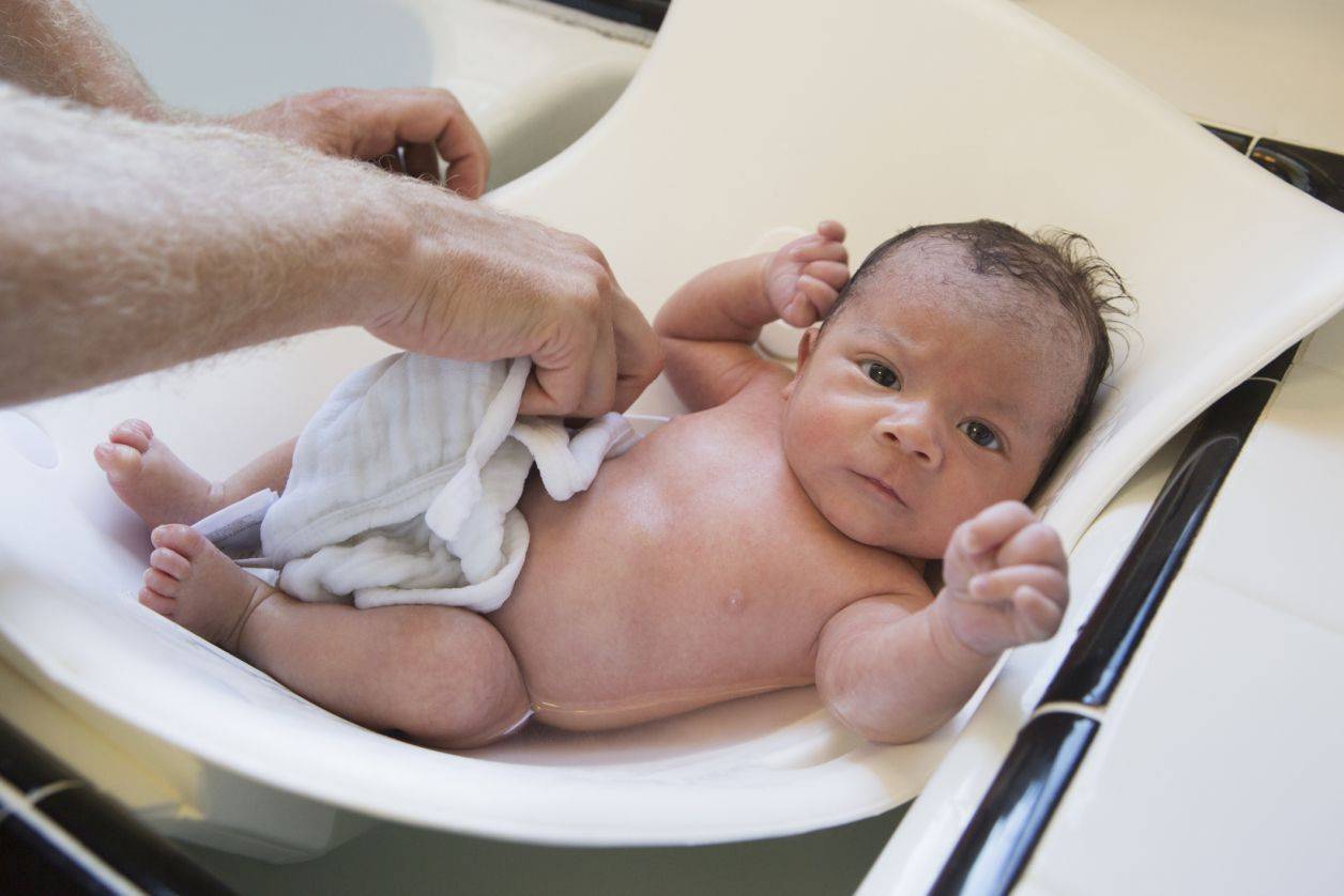 Как подмывать новорожденную девочку: видео интимной гигиены под краном