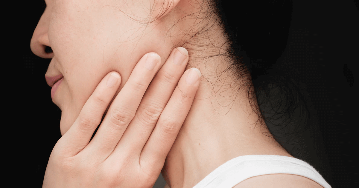Почему может болеть шея сзади: список возможных причин и как избавиться от боли?