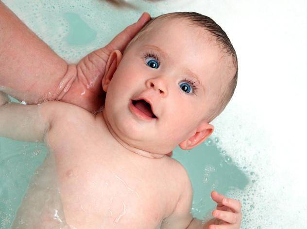 Купаться при кашле. Ребенок купается капли воды на теле. Сопли после первого купания новорожденного. Купание в соли новорожденного. Можно ли купать ребенка при насморке.