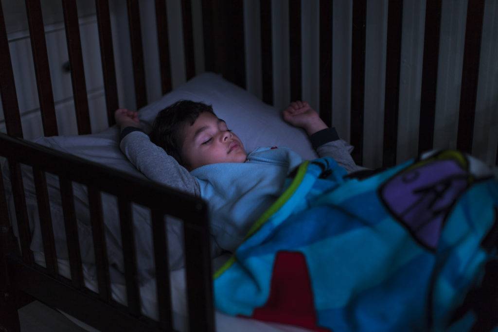 Как приучить ребёнка спать в своей кроватке