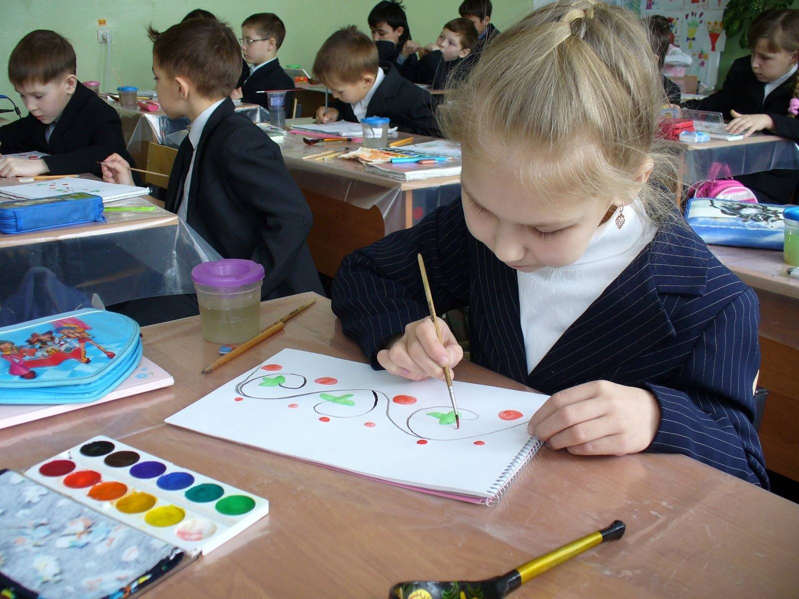 Стоит ли отдавать ребенка в художественную школу? | плюсы и минусы