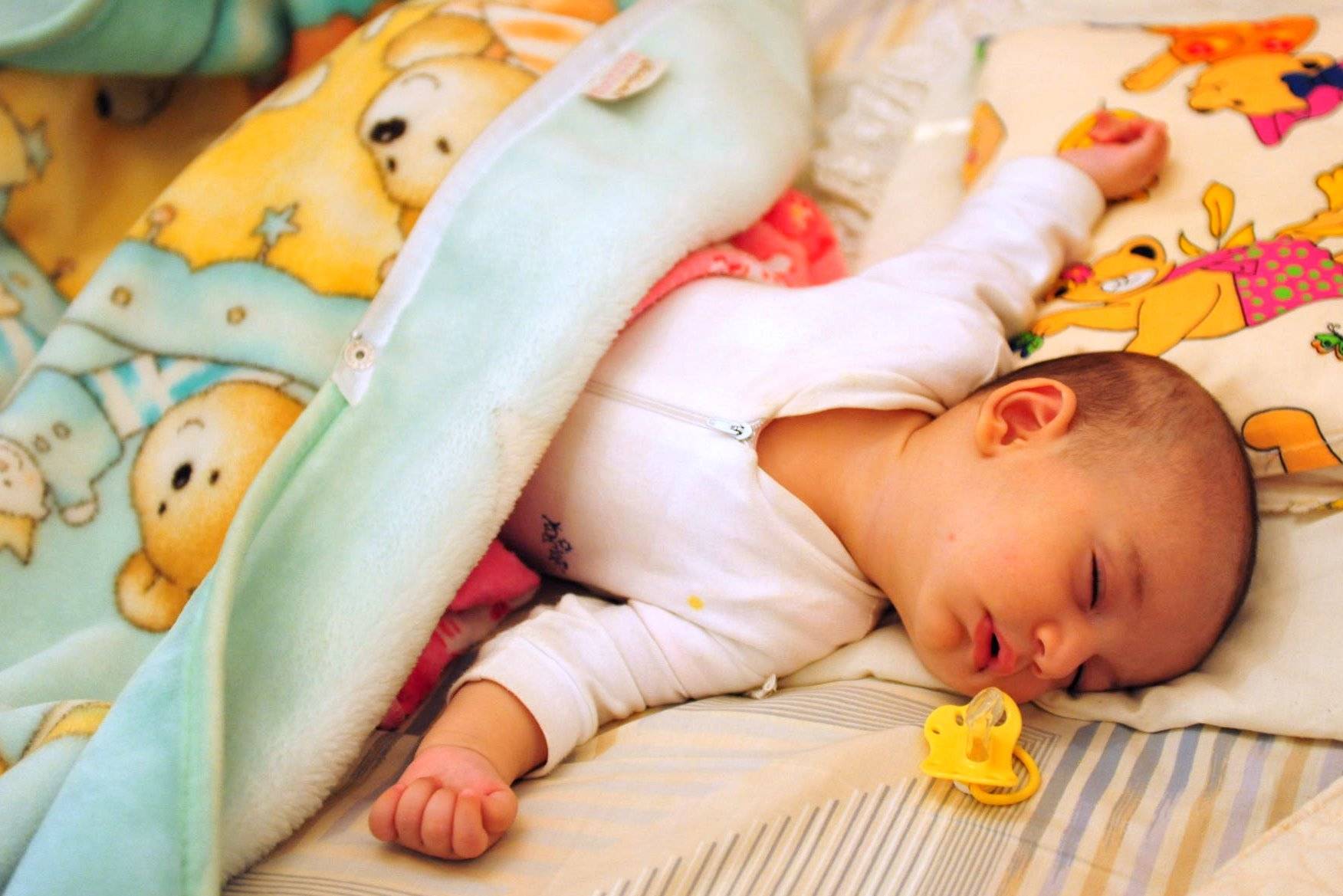 Новорожденный спит с пустышкой: можно ли оставлять ее ночью и что советуют врачи, а также каковы последствия для грудничка, если продолжать давать ему соску?