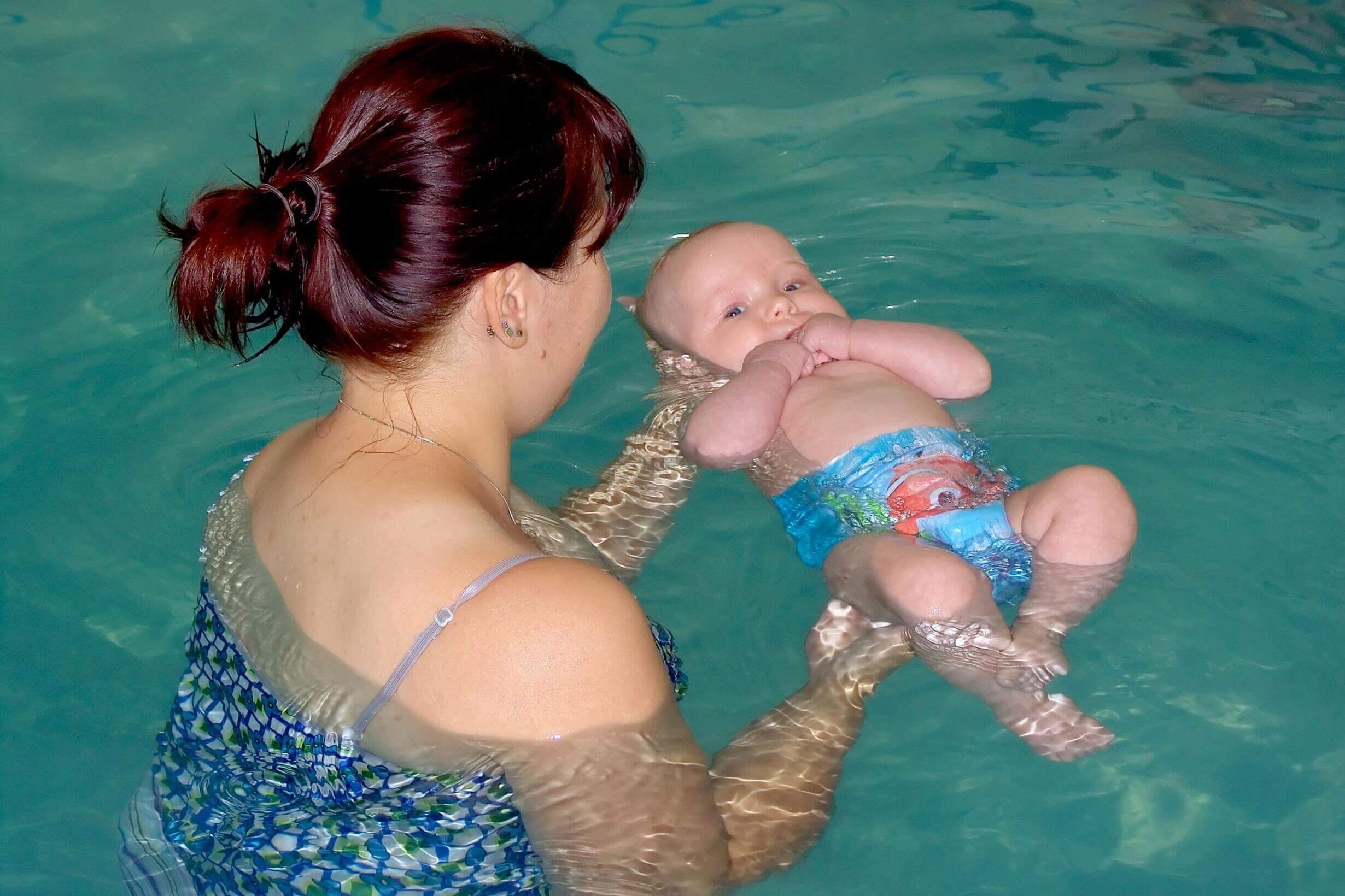 Можно ли купаться в одной ванне вместе с новорожденным? Мнение врачей и мамочек