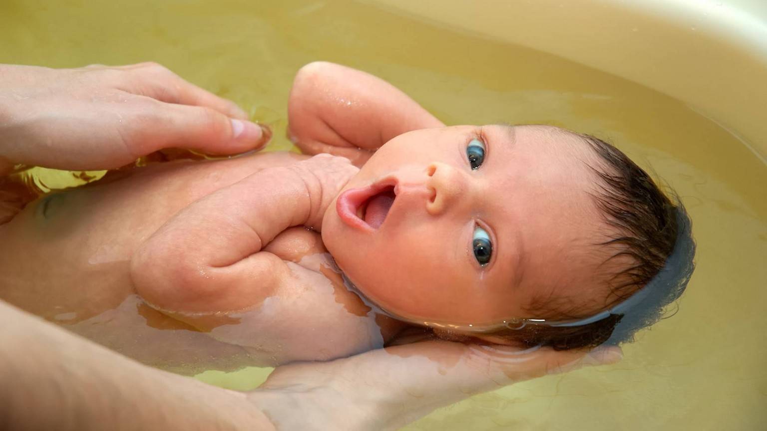 Ромашка для купания новорожденных: как заваривать, сколько добавлять?