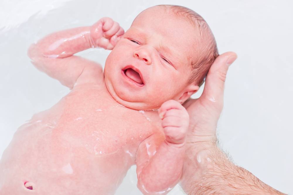 Плачет при купании. Малыш плачет при купании. Ребенок плачет при купании новорожденный. Как часто купать новорожденного.