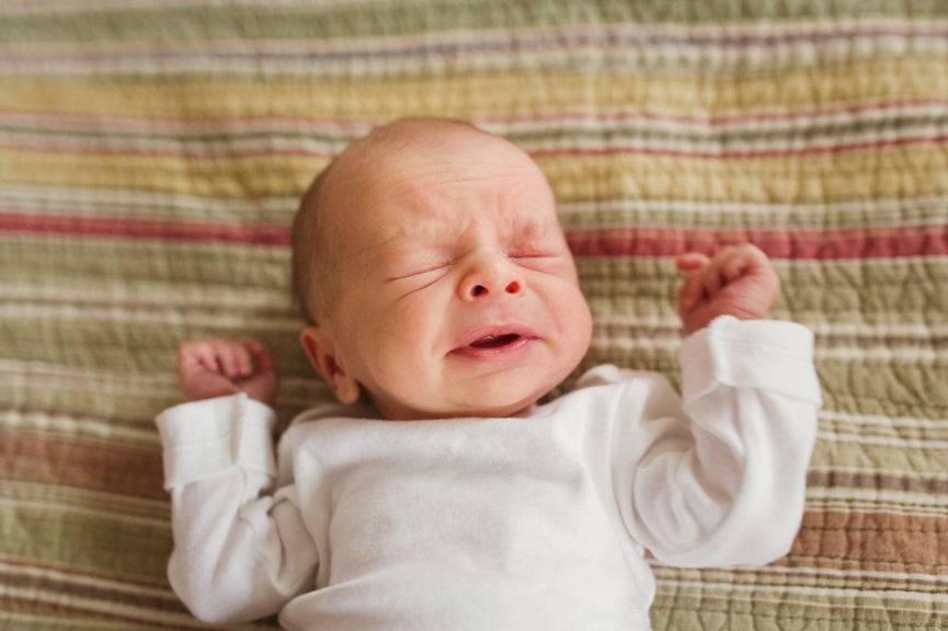 Новорожденный часто чихает: стоит ли беспокоиться?