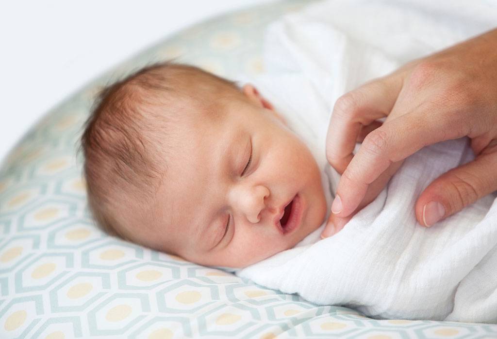 Почему кряхтит новорожденный ребенок: когда обращаться к врачу