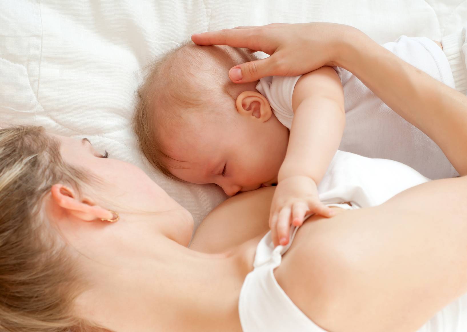 Болит грудь при грудном вскармливании у кормящей мамы: почему и что делать?