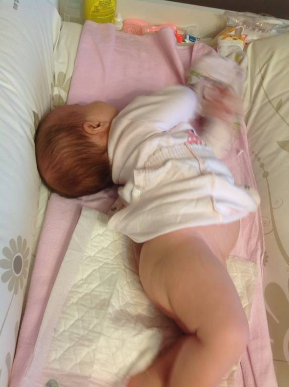 Новорожденный ребенок выгибается и запрокидывает голову во сне