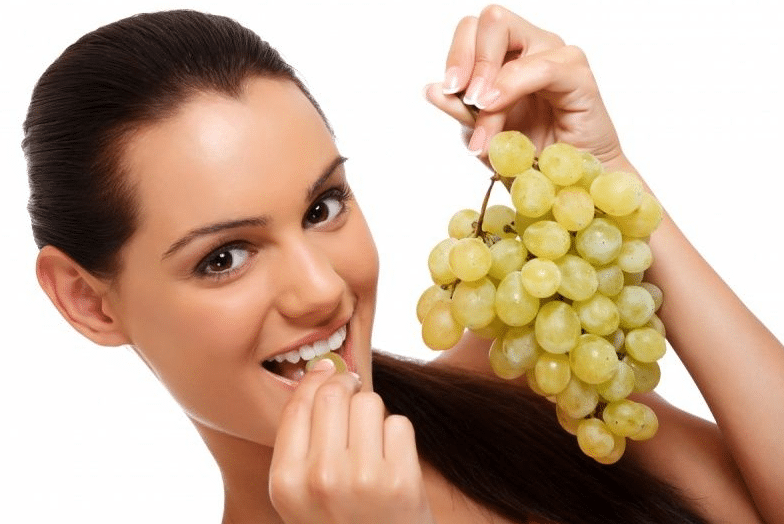 Виноград при грудном вскармливании (гв), можно ли кормящей маме есть зеленые, черные ягоды и пить виноградный сок, кому противопоказано при кормлении грудью