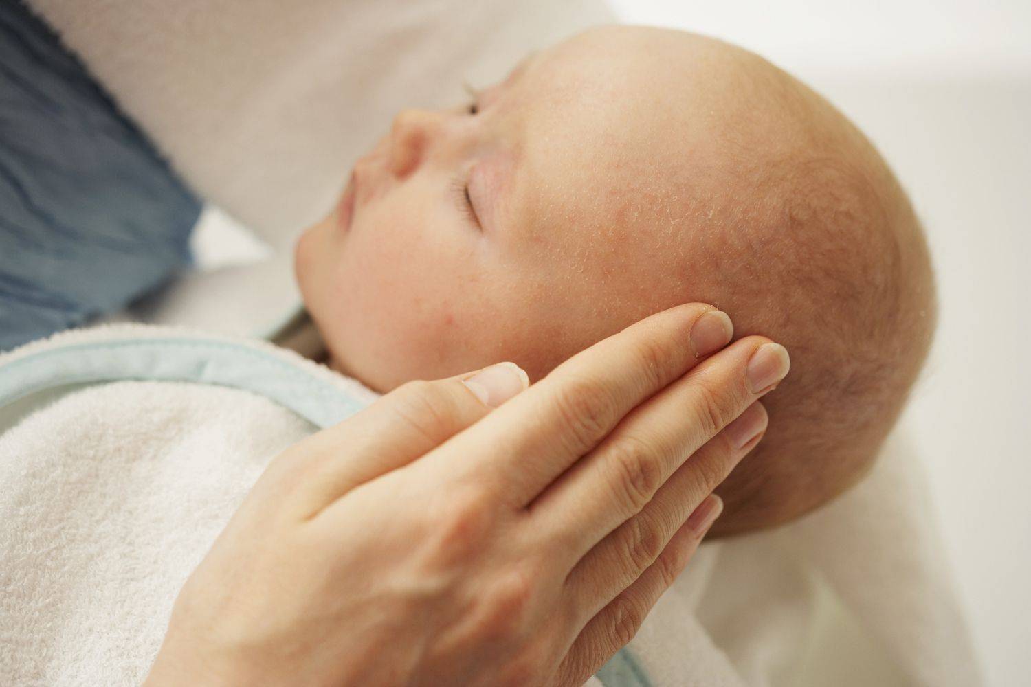 У новорождённого шелушится кожа: выясняем причины