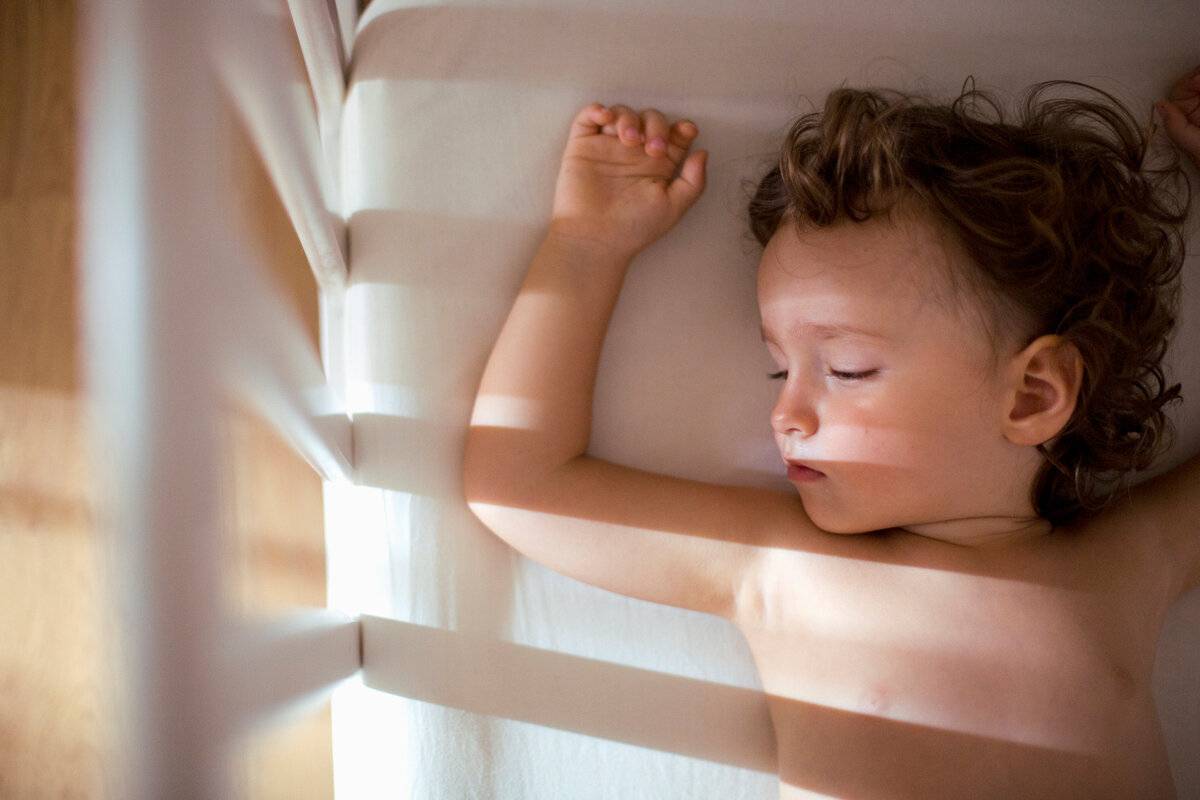 Видео: 5 простых способов уложить ребёнка спать без слёз и капризов