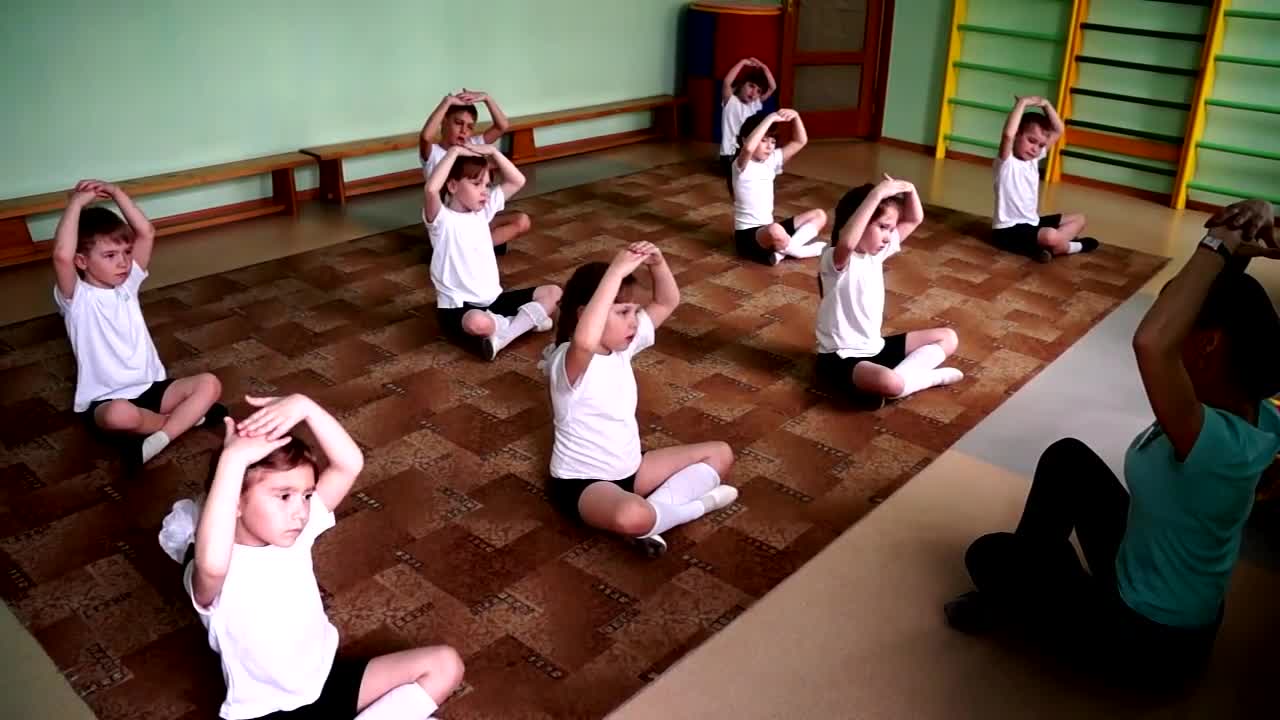 Танцы-повторялки для детей с элементами игры для мам и воспитателей доу
