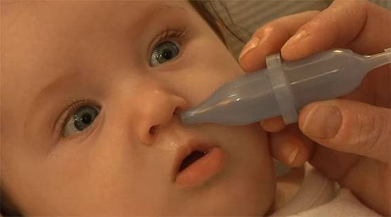 Как почистить нос новорожденному от козявок и соплей в домашних условиях